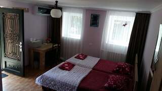 Гостевой дом Guest House Panda Кутаиси Большой двухместный номер с 1 кроватью-1