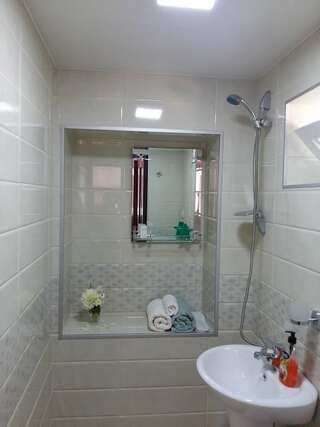 Гостевой дом Guest House Panda Кутаиси Большой двухместный номер с 1 кроватью-7